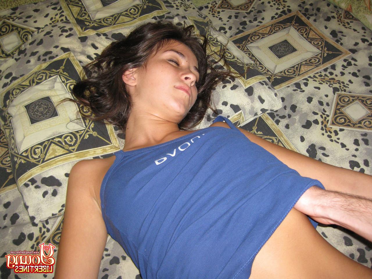 17P Un couple d'adolescents en chaleur se réveille d'une sieste et continue sa séance de sexe marathon