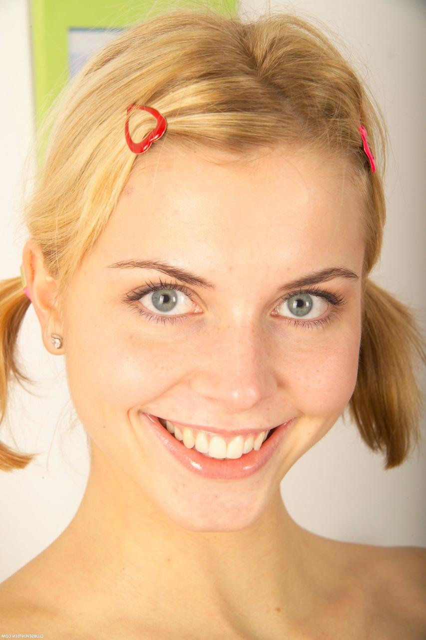 20P Adolescente americana com uma bunda grande Monique L esfrega e toca sua vulva na cama