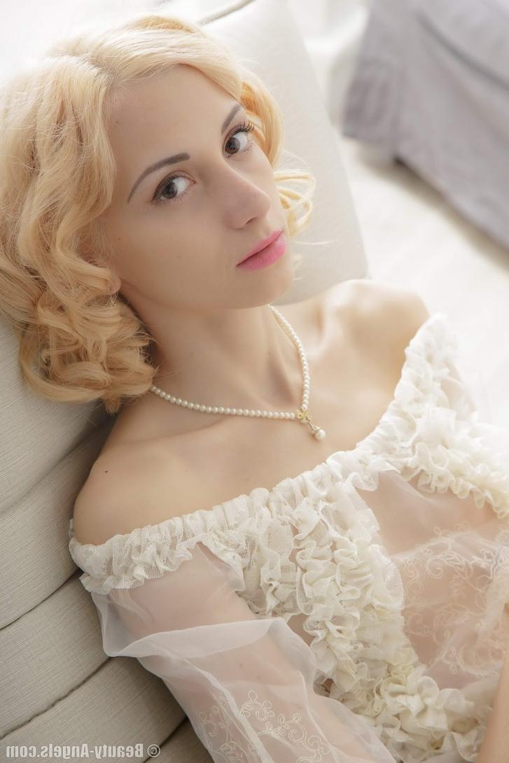 16P A loira de pele clara Jenna brinca com sua bela vulva enquanto remove o traje transparente