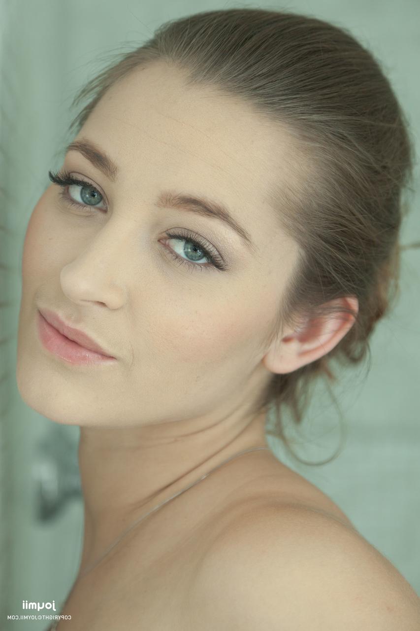 20P Das bezaubernde brünette Babe Dani Daniels fingert unter der Dusche ihre rasierte Muschi