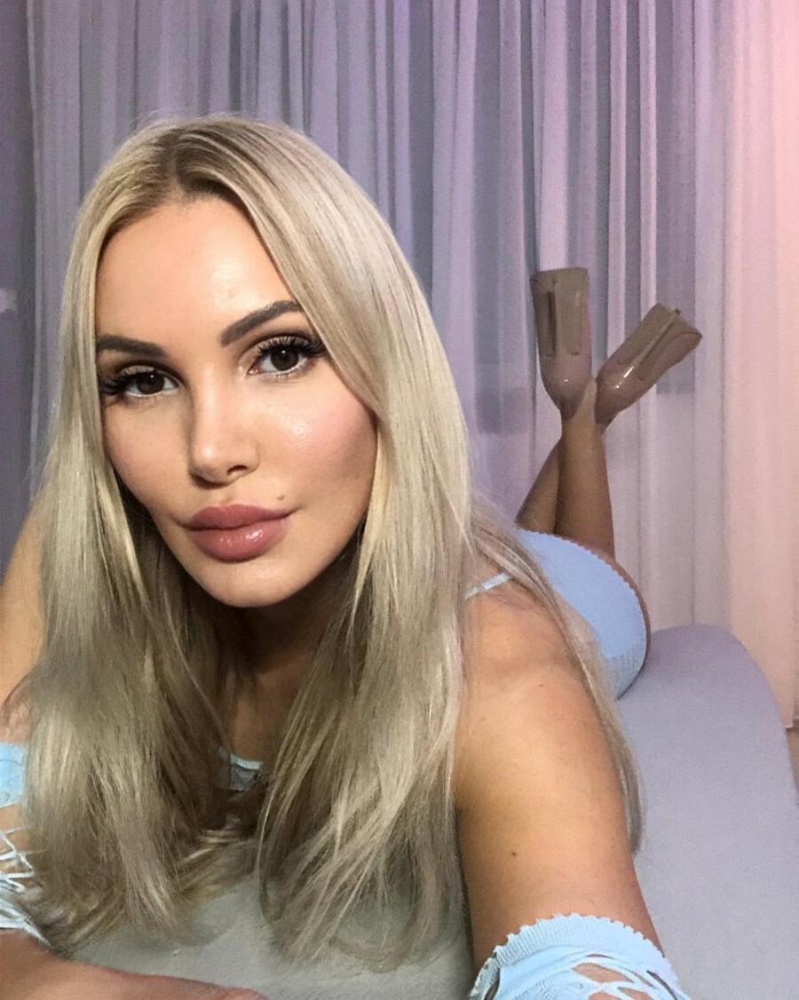 18P Das glamouröse blonde Luder stellt in einem heißen Teaser in sexy Outfits seinen großen Arsch zur Schau