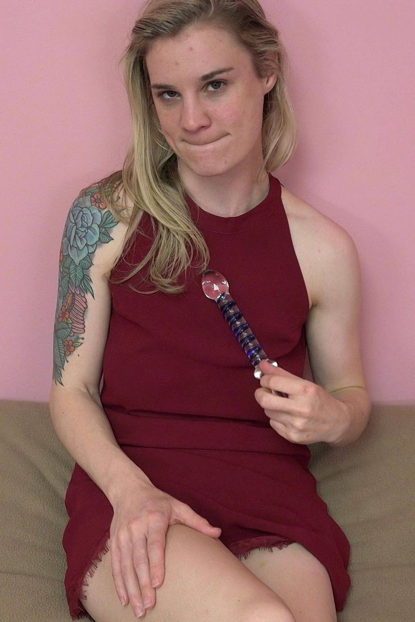 20P Loira tatuada amadora Ray Ray se masturbando com as pernas bem abertas