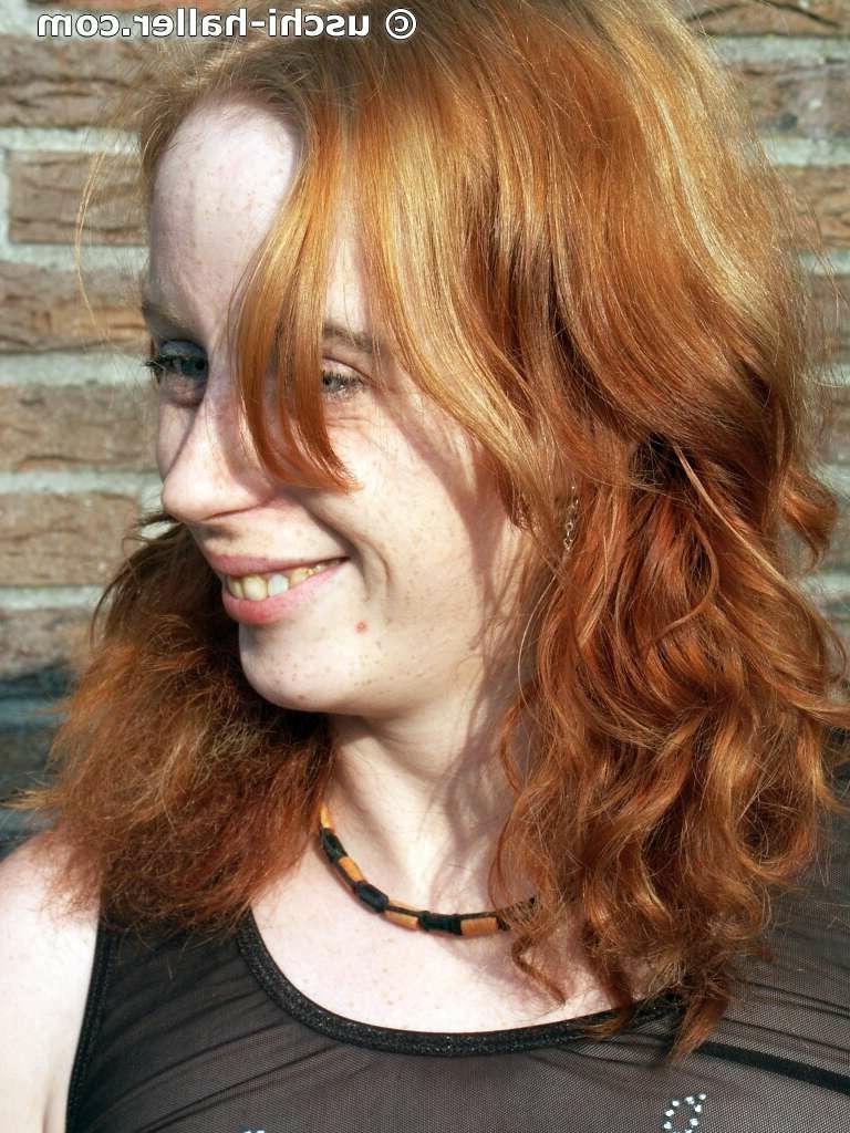 16P Jovem ruiva mostra os peitos e a buceta em um ambiente de quintal