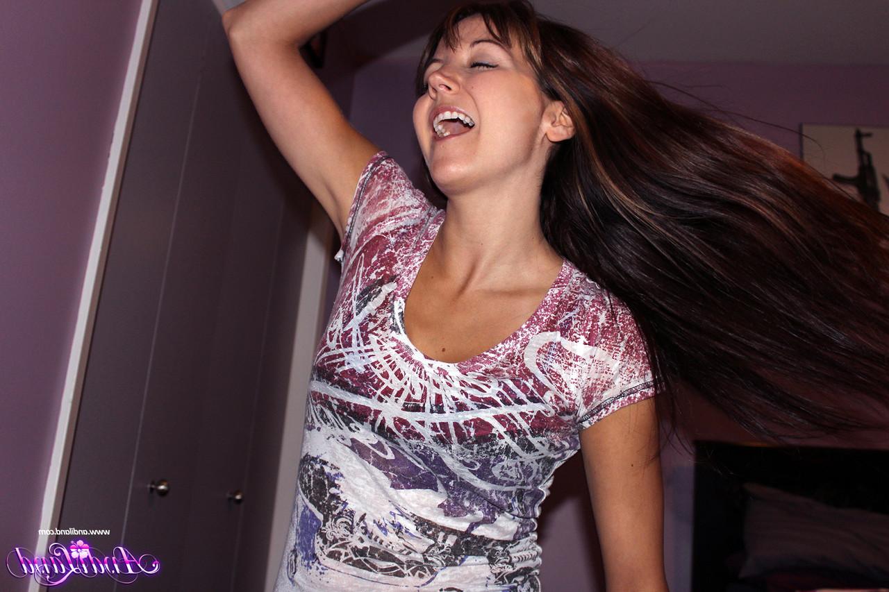 15P La agradable joven Andi Land se desnuda totalmente en su habitación