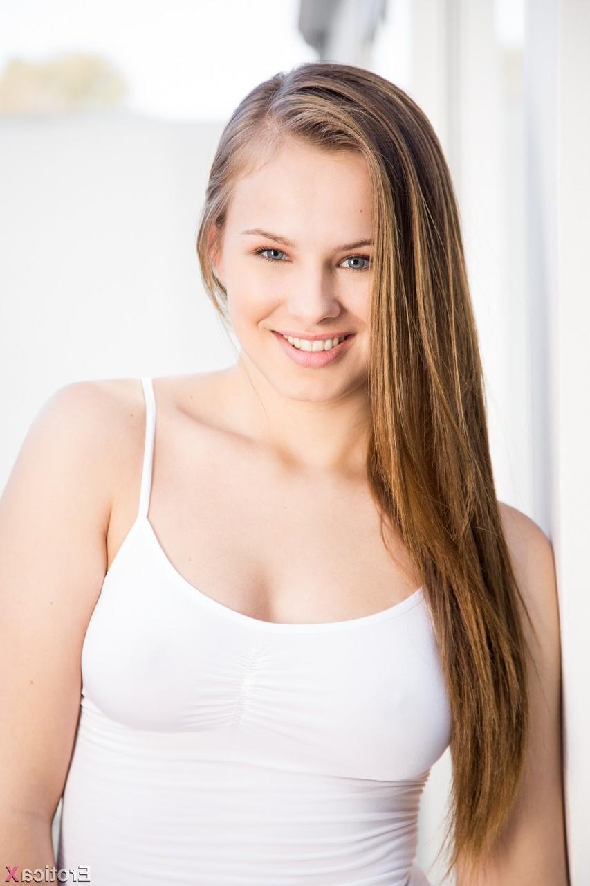 17P A garota branca sozinha Jillian Janson revela seus seios naturais e sua vulva enquanto ela tira a roupa