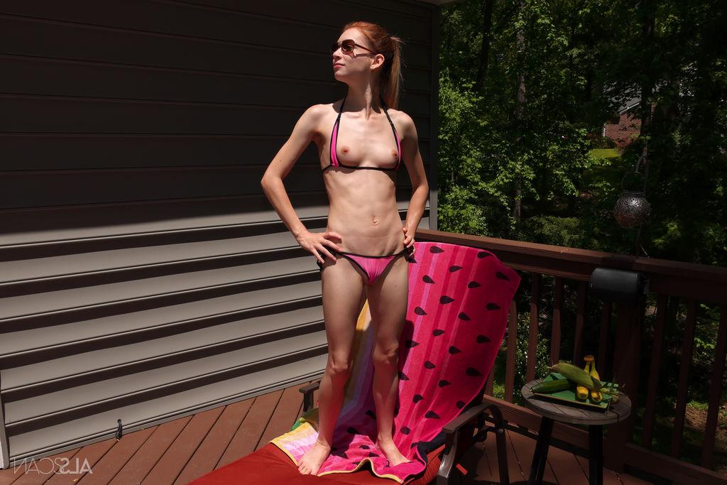 16P La rousse Jessica Marie enlève son bikini avant de se masturber avec des légumes