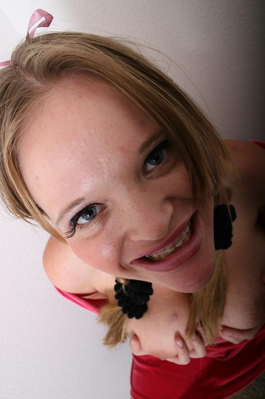 20P Kissy Crush, ein Teenager mit Zöpfen und Zahnspange, leckt ihre großen natürlichen Brüste