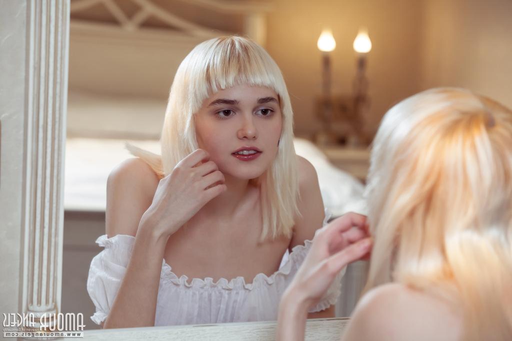20P A jovem loira Vilett liberta sua figura esbelta de um vestido sem alças
