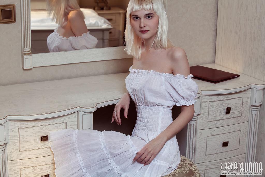 20P A jovem loira Vilett liberta sua figura esbelta de um vestido sem alças