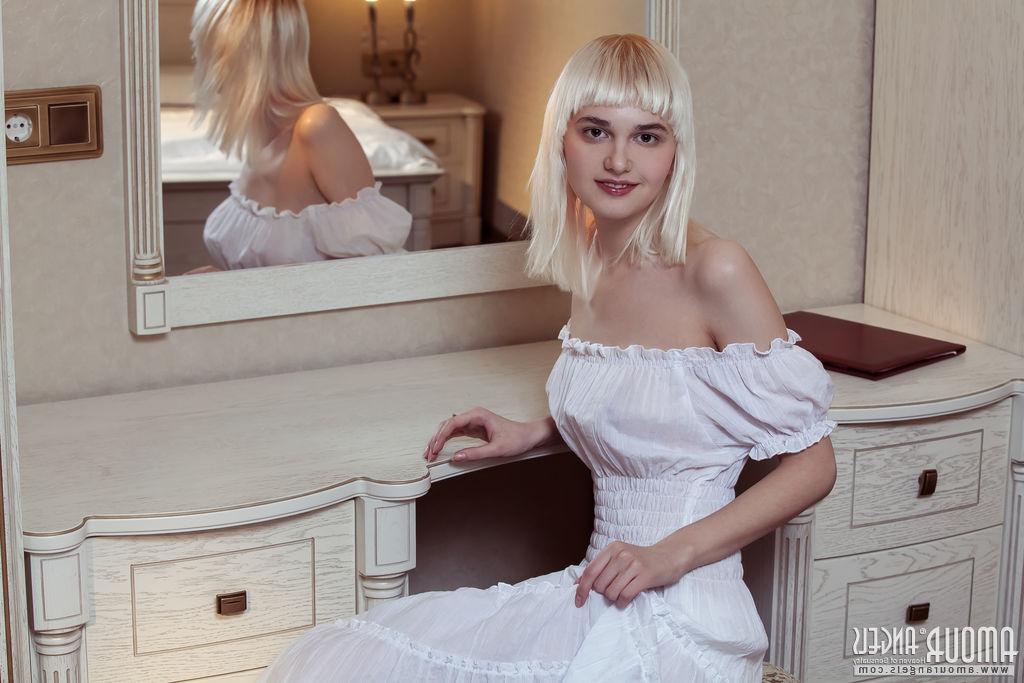 20P A jovem loira Vilett liberta sua figura esbelta de um vestido sem alças