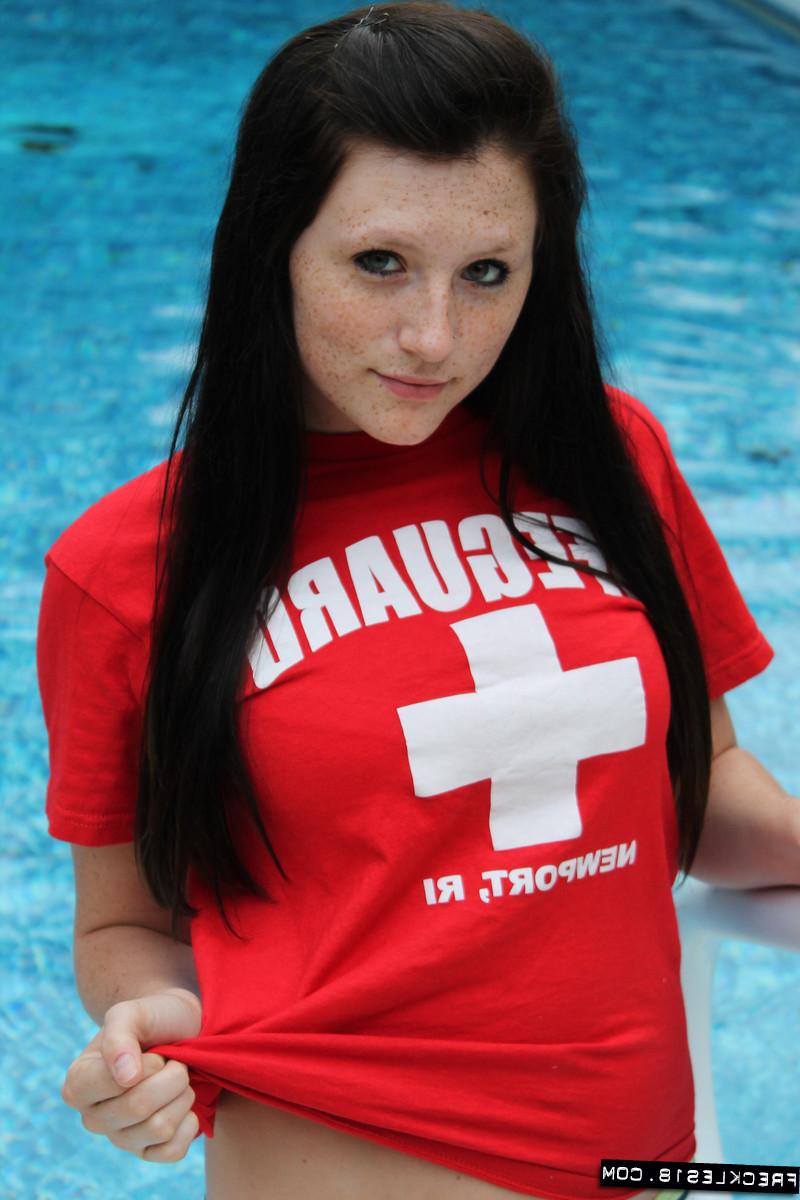 12P Freckles 18, une brune de 18 ans, se baigne dans une piscine dans le jardin.