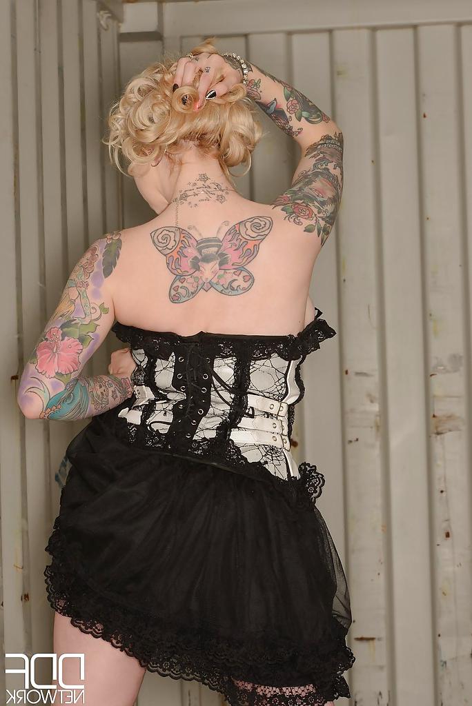 16P Tattooed girl Hollie Hatton is showing how hot a milf body can be