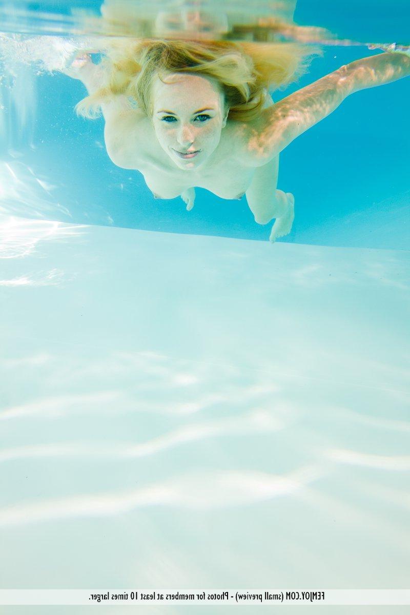16P Garota loira gostosa mostrando uma buceta careca debaixo d'água e relaxando nua na piscina