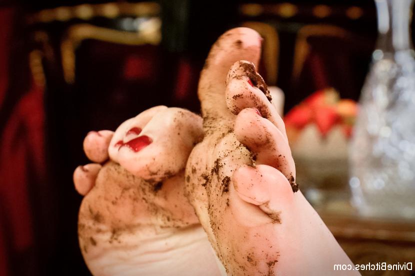 15P Naked blonde curls her toes while sporting messy feet on a throne