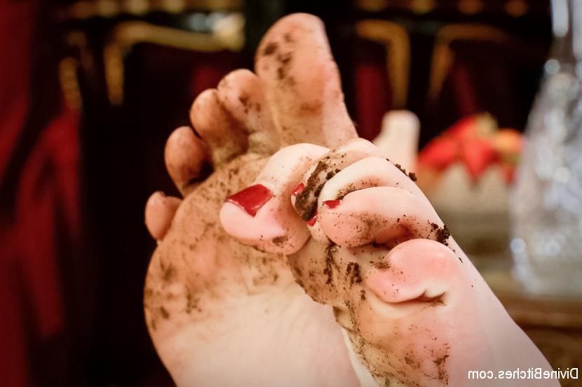 15P Naked blonde curls her toes while sporting messy feet on a throne