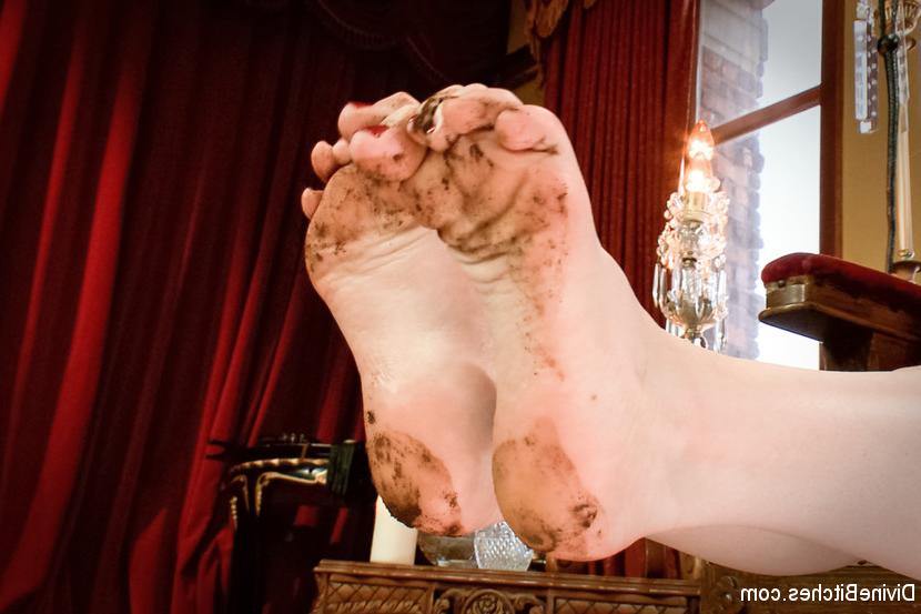 15P Naked blonde curls her toes while sporting messy feet on a throne