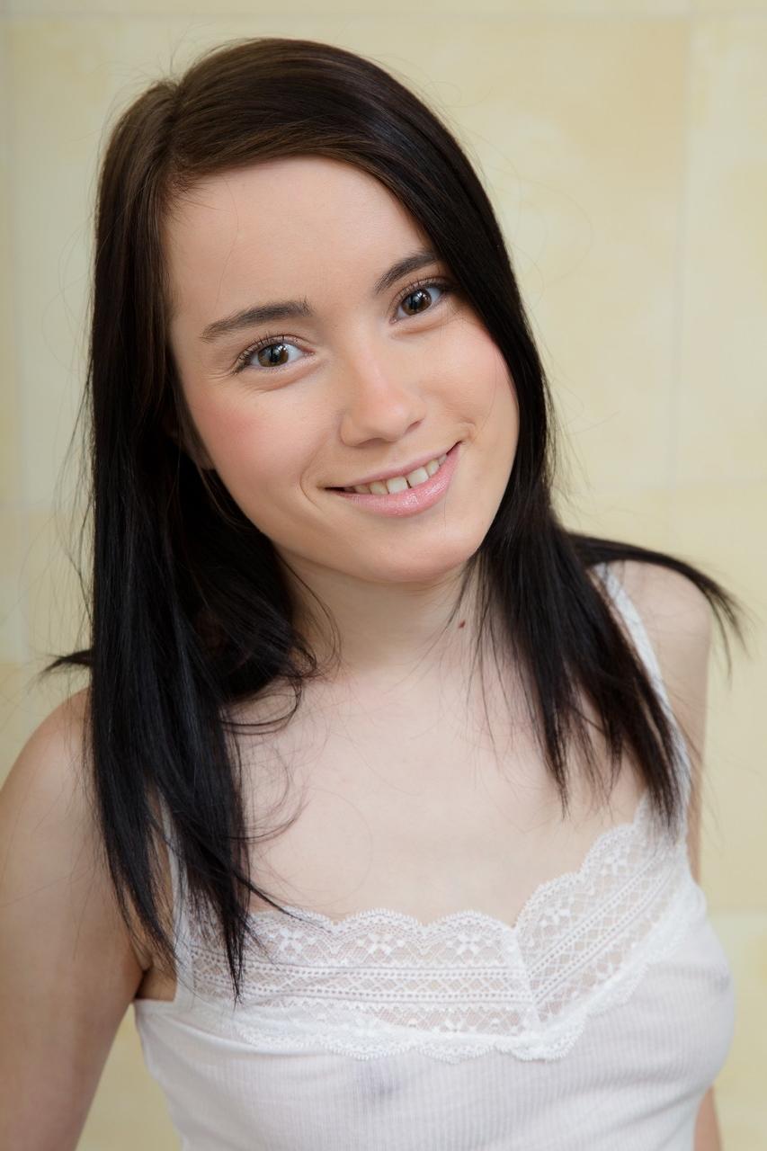 20P A gata magra Delphina brinca com sua boceta com tesão com um grande vibrador no banheiro