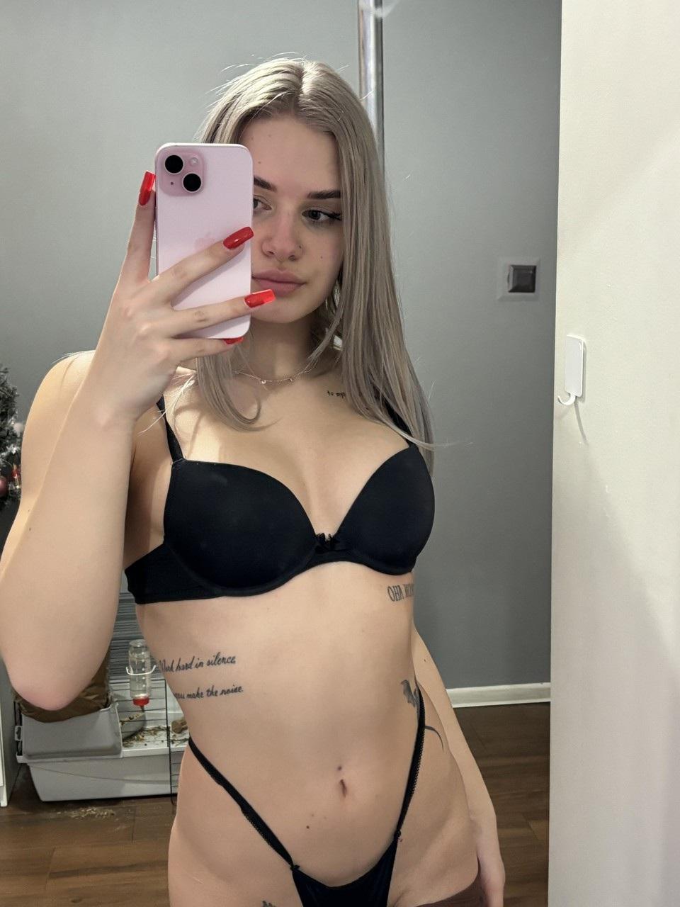 12P Sexy babe YourBlondie Wiki shows off her big ass while taking selfies