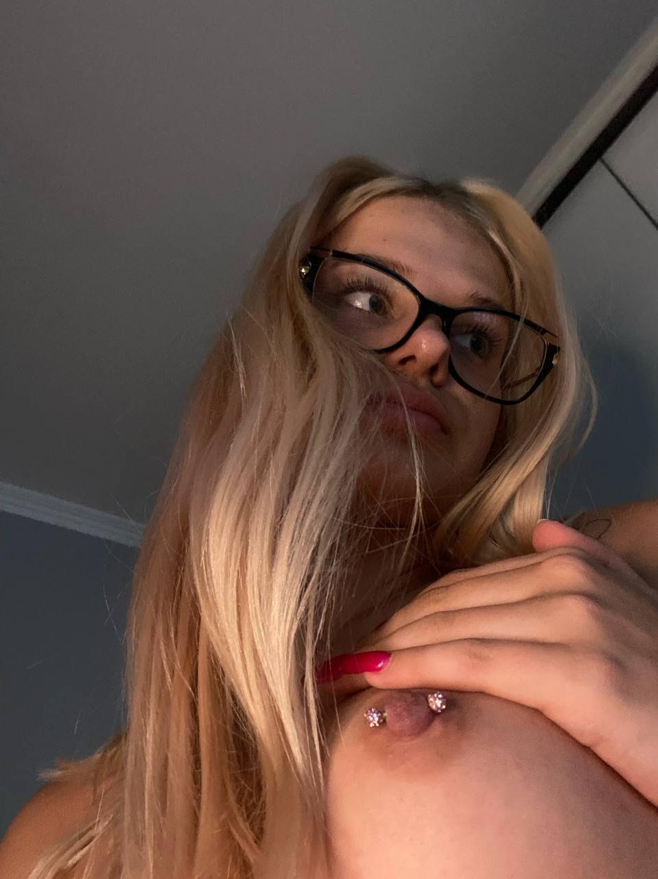 12P Sexy babe YourBlondie Wiki shows off her big ass while taking selfies