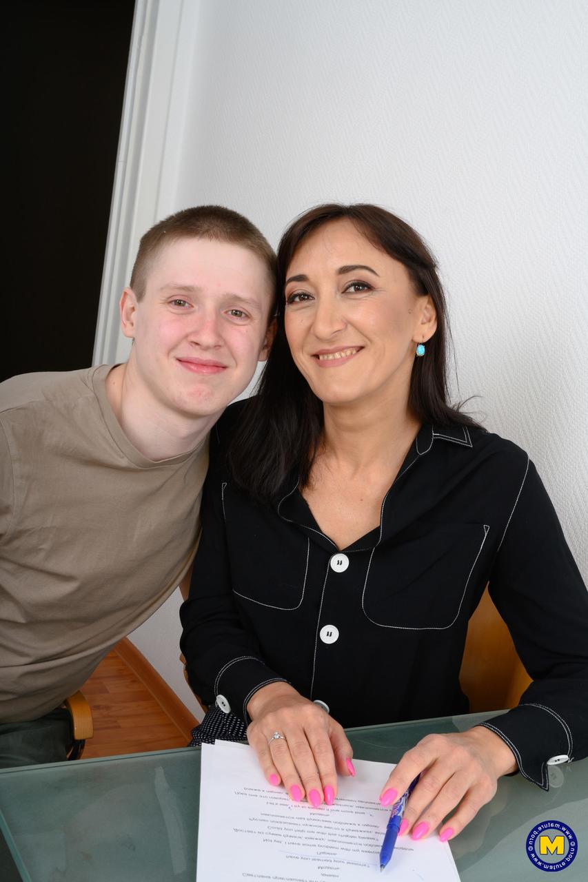 20P MILF Karina Fox permite que seu jovem amante goze em seu espólio depois de sexo hardcore