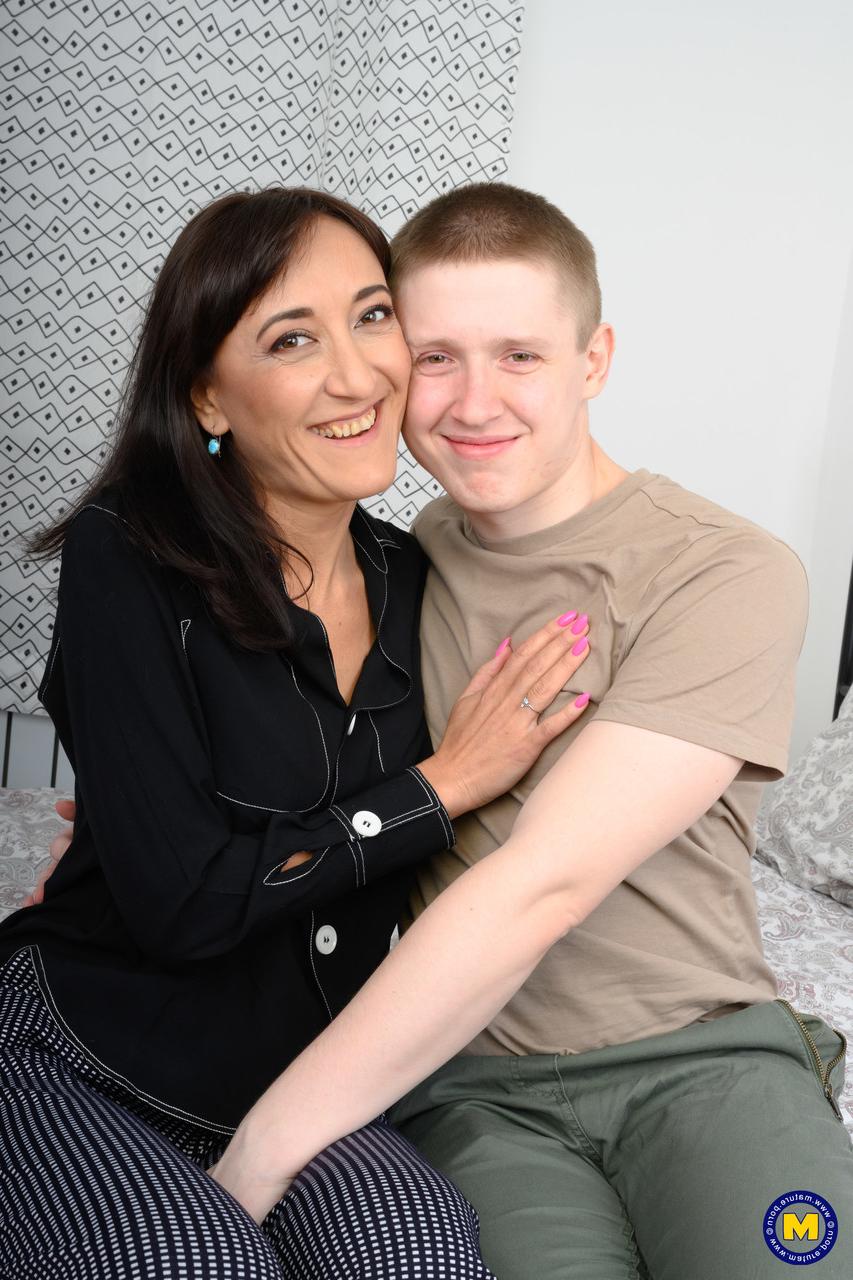 20P MILF Karina Fox permite que seu jovem amante goze em seu espólio depois de sexo hardcore