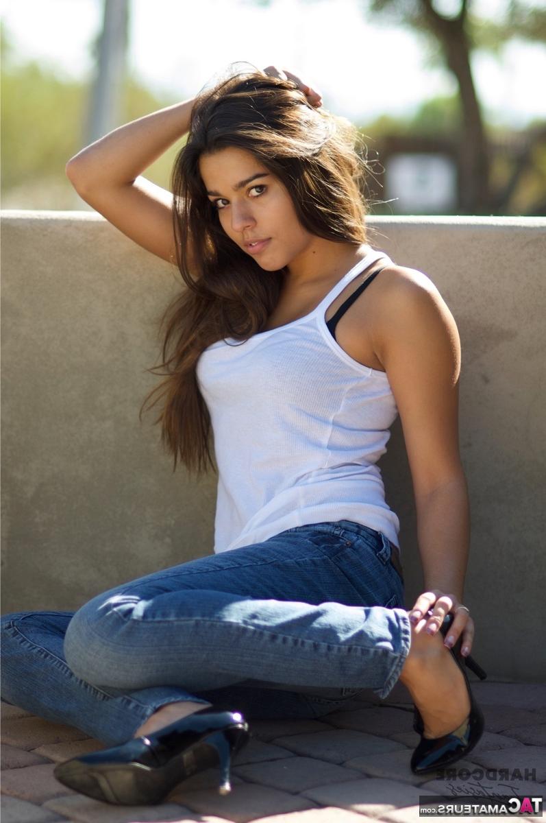 16P Garota solo Heavenly Smut expõe um mamilo enquanto está ao ar livre em jeans e salto alto