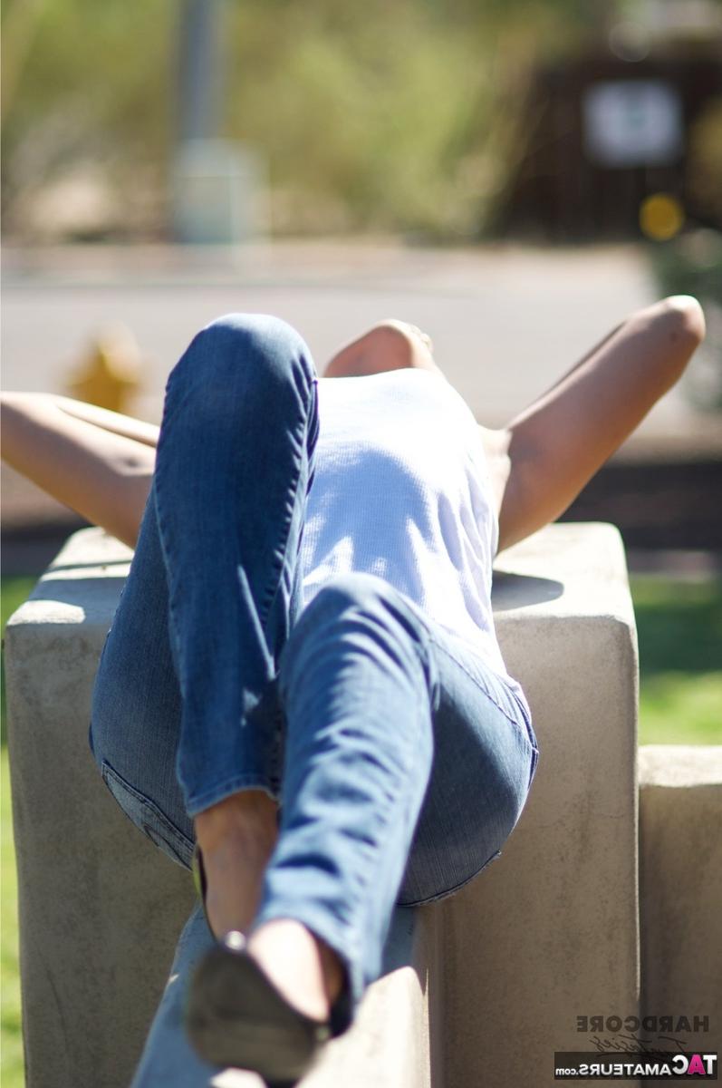 16P Garota solo Heavenly Smut expõe um mamilo enquanto está ao ar livre em jeans e salto alto