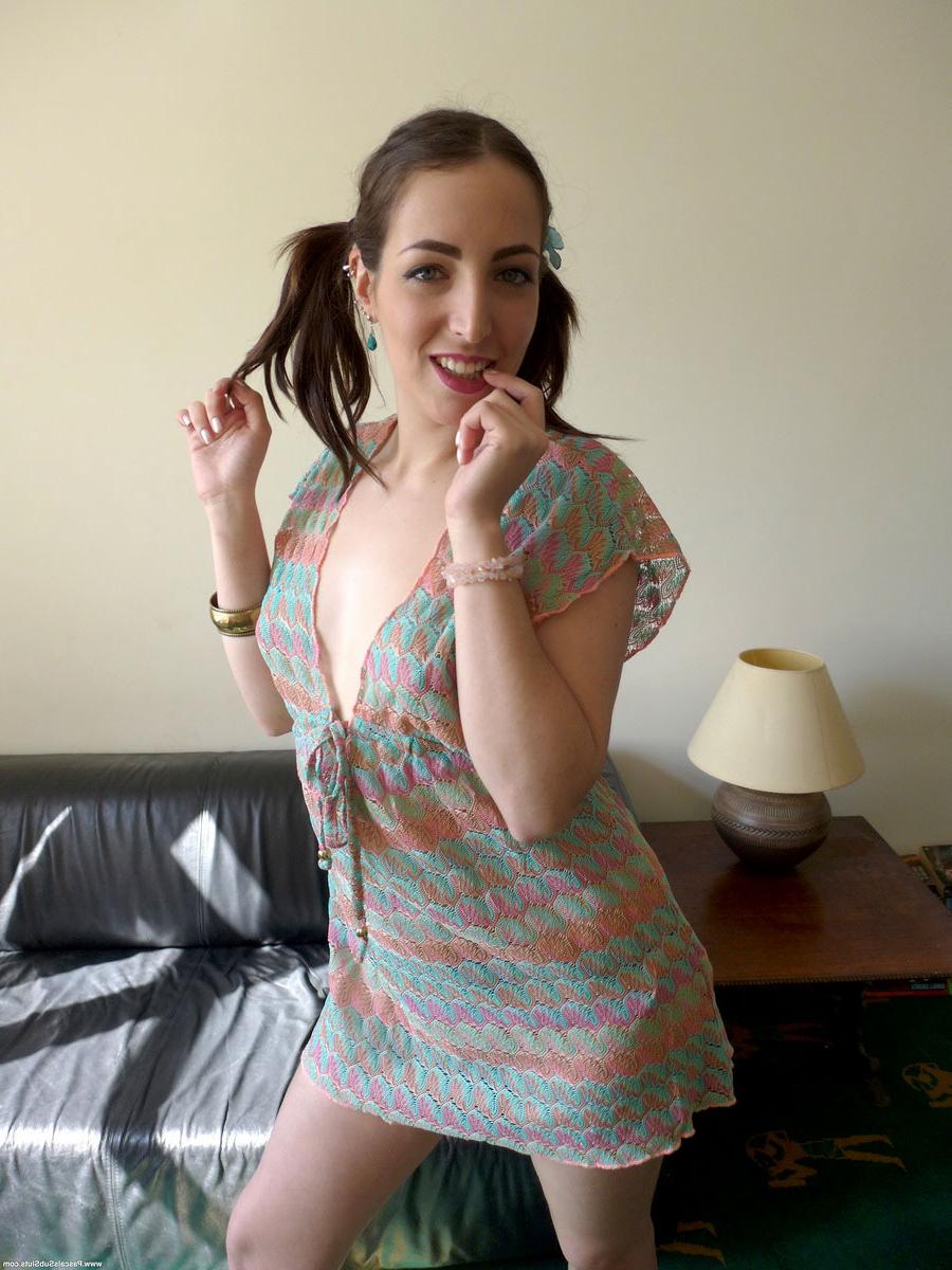 12P A morena tatuada Liz Rainbow está nua e pronta para estreia pornô