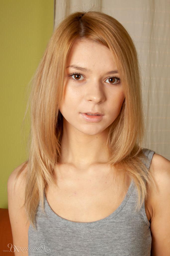 16P Paloma B, une jeune flexible, met en valeur sa chatte chauve sur un canapé en chaussettes.