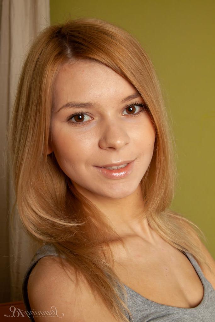 16P Paloma B, une jeune flexible, met en valeur sa chatte chauve sur un canapé en chaussettes.