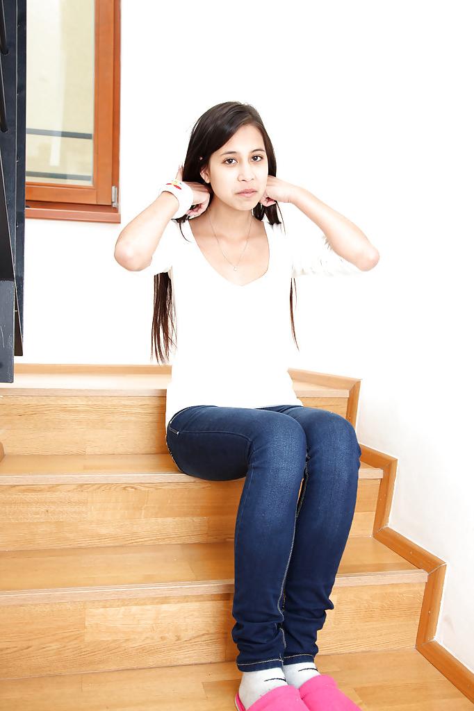15P Lusty adolescente latina descobrindo seus peitos e abaixando seus jeans
