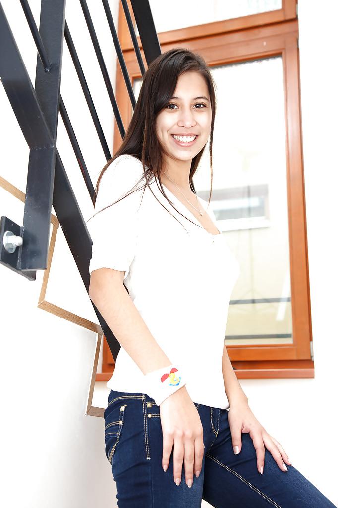 15P Lusty adolescente latina descobrindo seus peitos e abaixando seus jeans