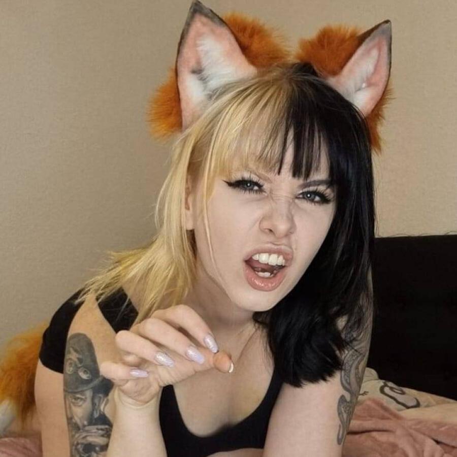 11P Linda gata tatuada mostra sua bunda grande em uma provocação gostosa no sofá