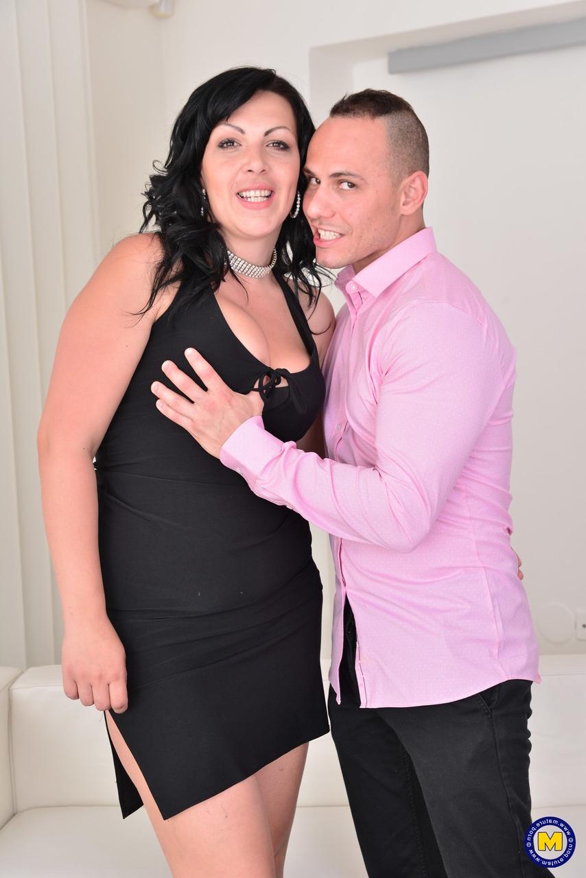 16P Cheating housewife ends up on top of her lover while they have sex