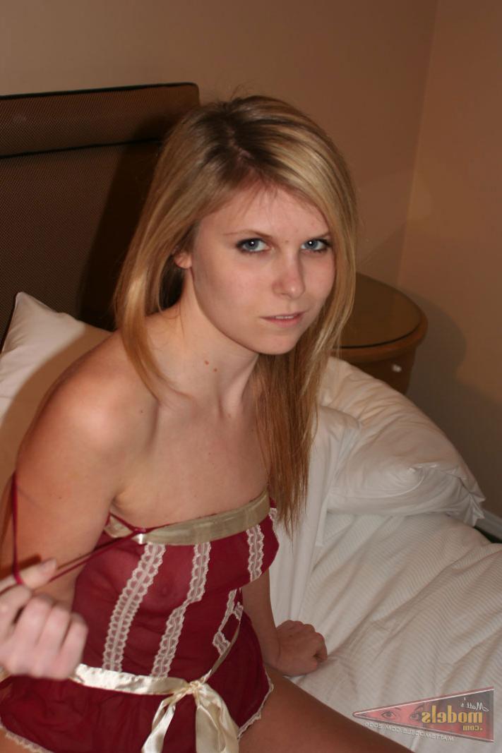 16P Die blonde Amateurin Heidi trägt für ihre ersten Nacktposen keine sexy Dessous