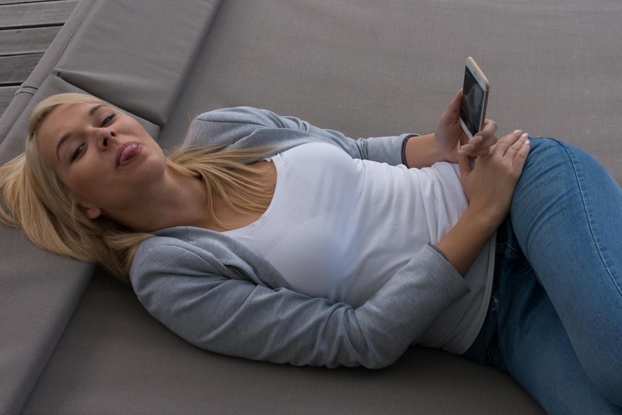 17P La jolie jeune blonde Nikky Dream se déshabille sur son lit pour une masturbation torride en solo.