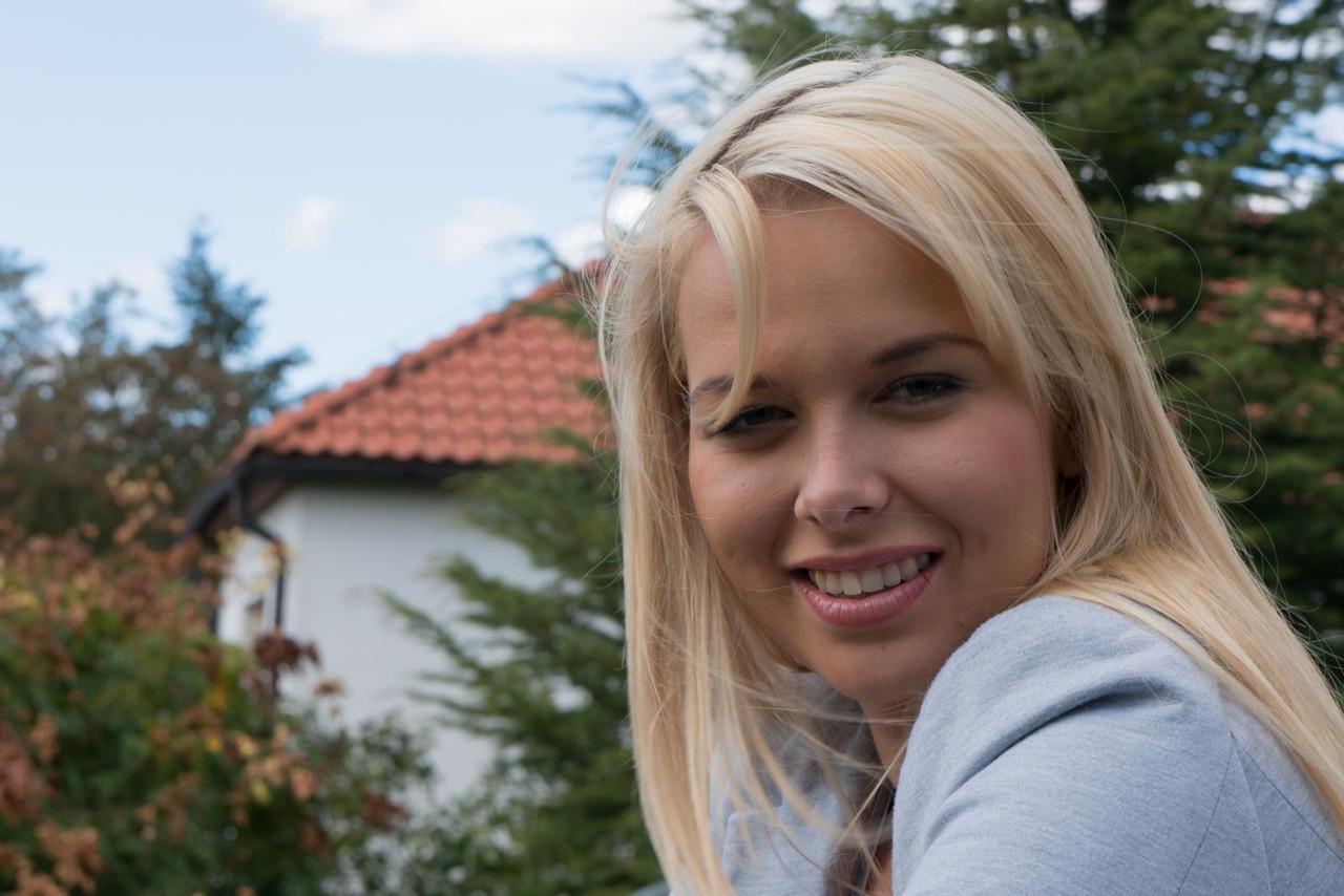 17P La jolie jeune blonde Nikky Dream se déshabille sur son lit pour une masturbation torride en solo.