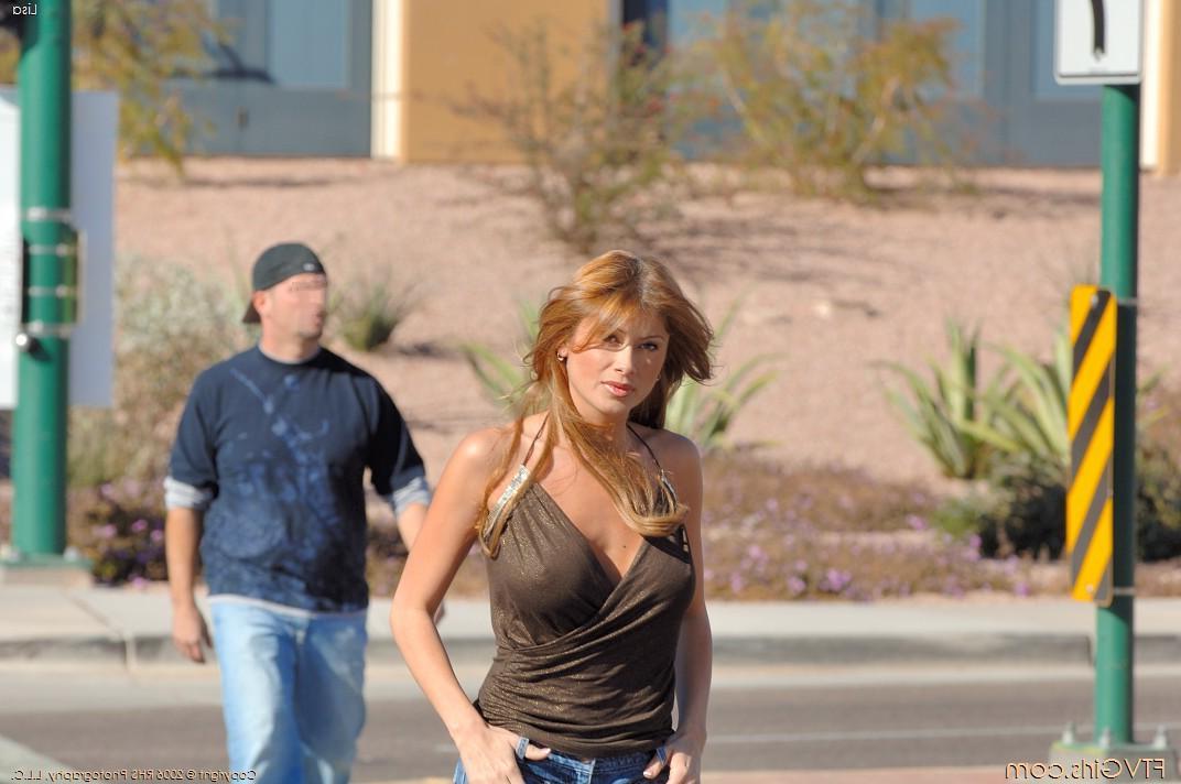 20P グラマラスなアメリカ人美女リサ D が巨乳を誇示し、ひったくりに触れる