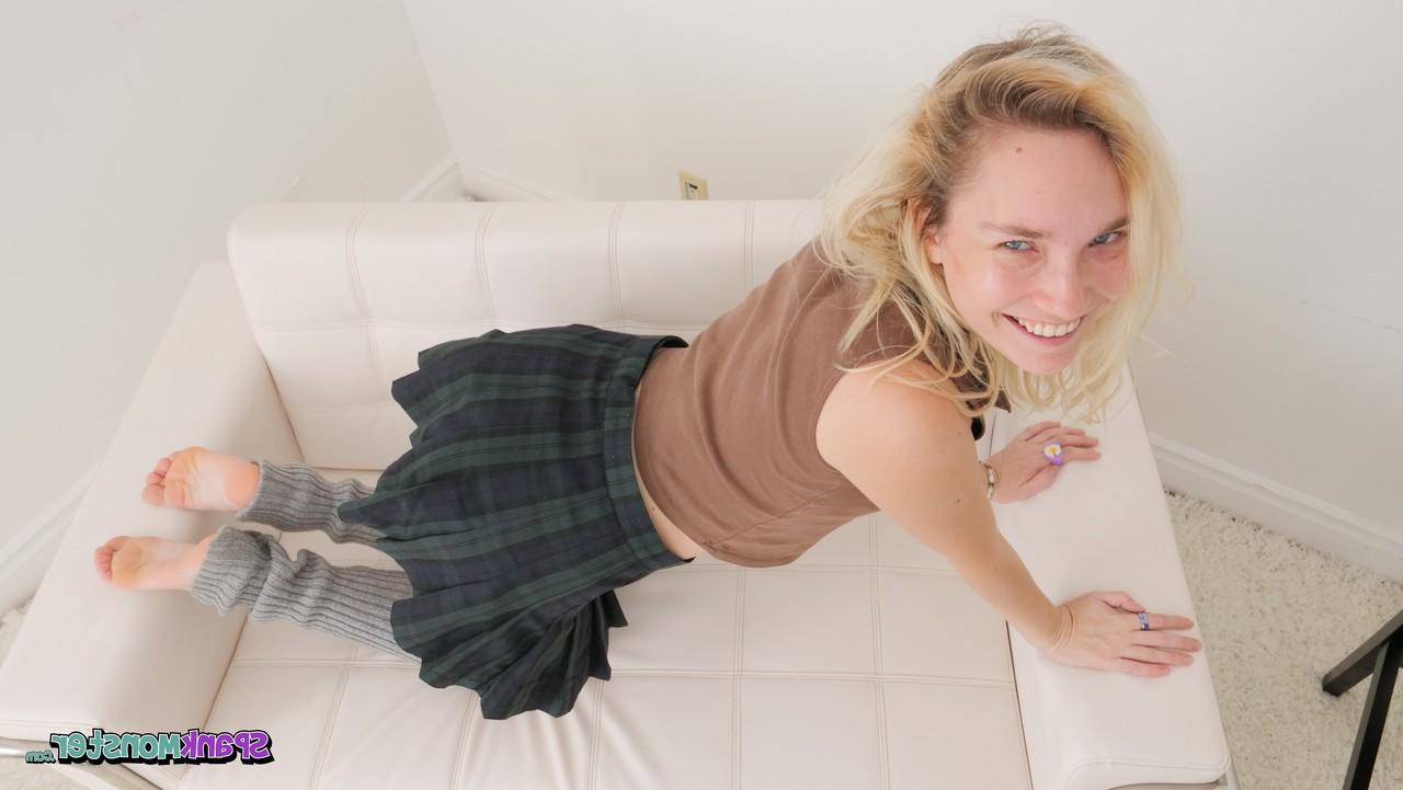 20P La jeune Claire Roos pose sans culotte dans sa jupe et montre son gros cul et ses trous.