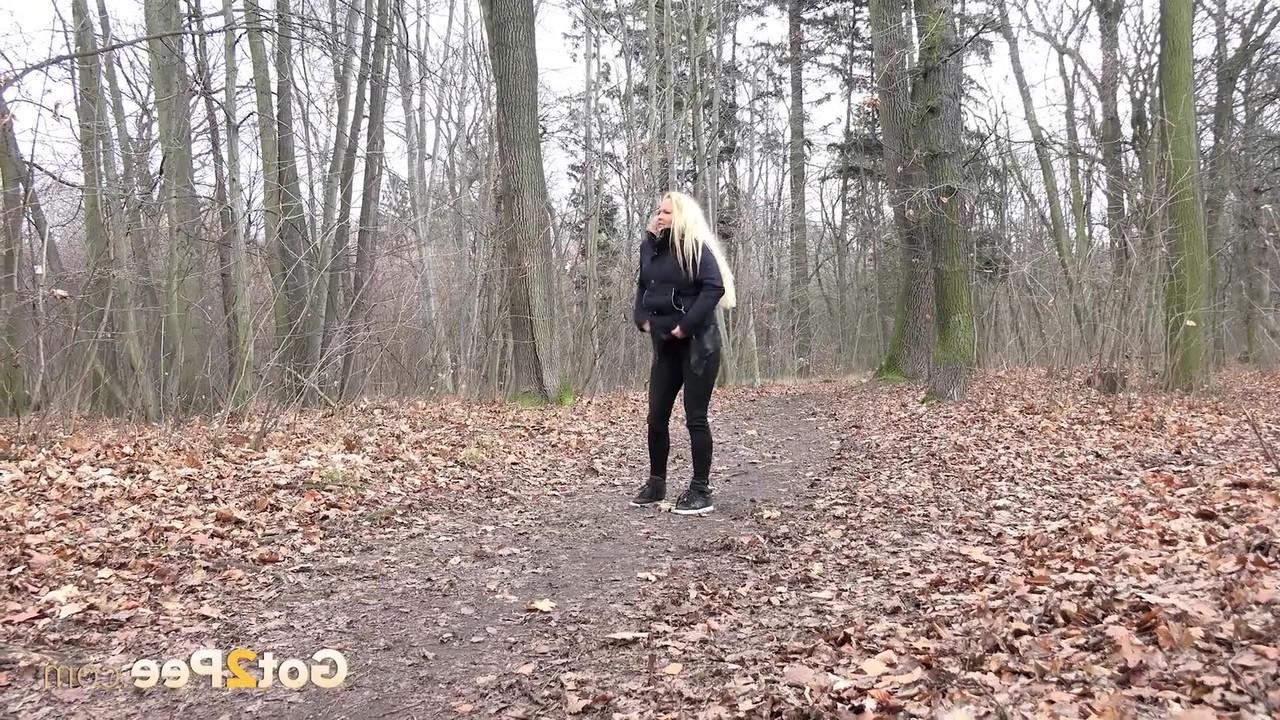 15P A loira Jena Lovely é pega mijando em um caminho pela floresta