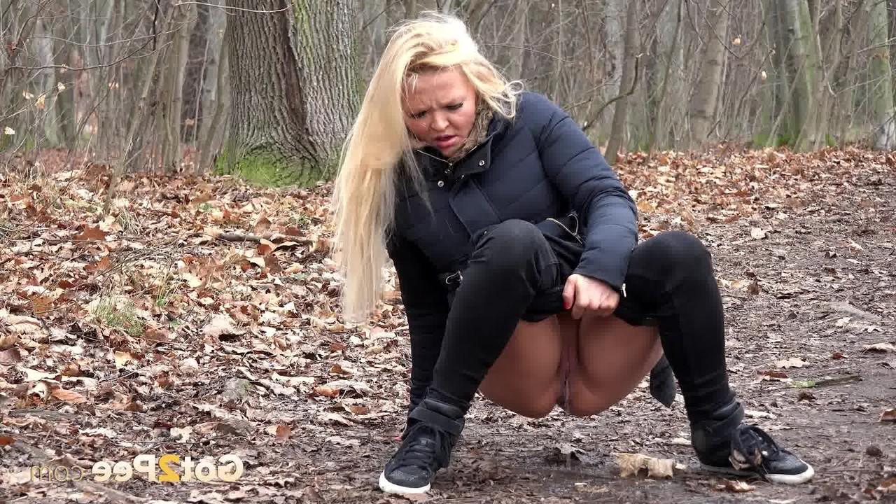 15P A loira Jena Lovely é pega mijando em um caminho pela floresta