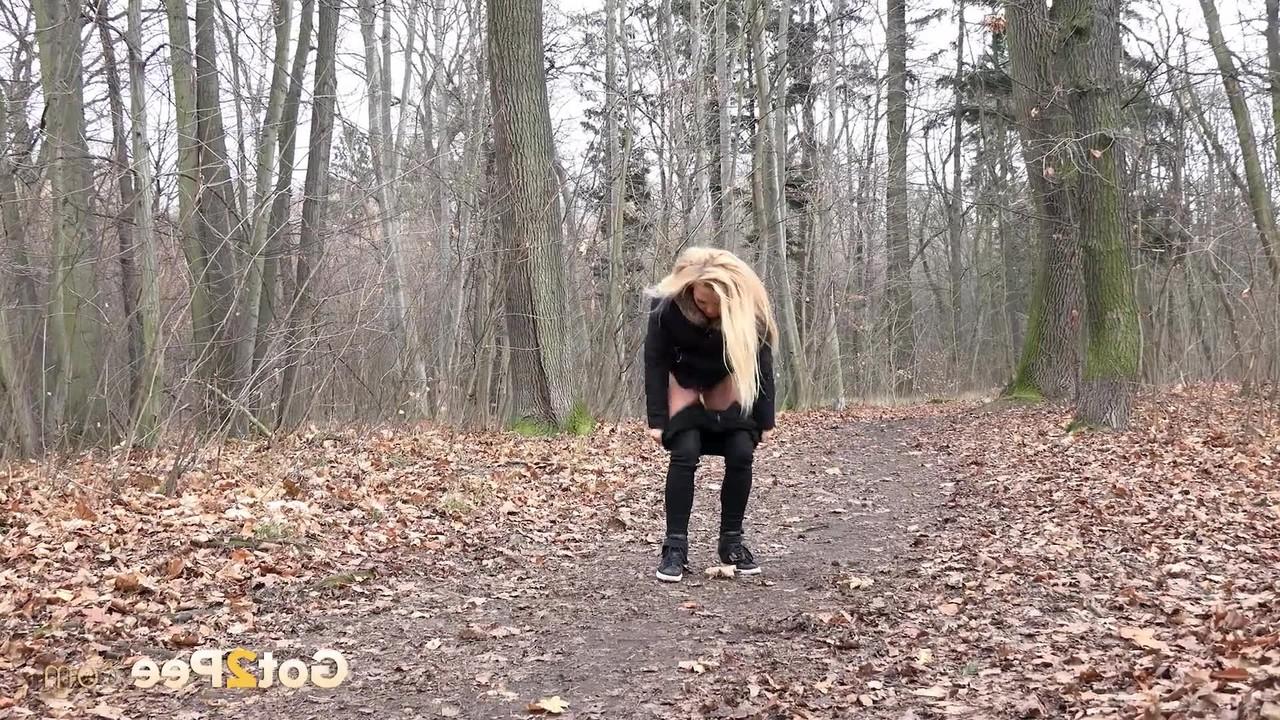 15P A loira Jena Lovely é pega mijando em um caminho pela floresta