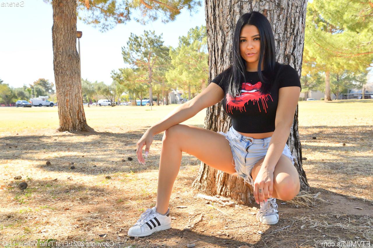 20P La adolescente con curvas Serena se burla de su increíble culo mientras posa en pantalones cortos en un parque