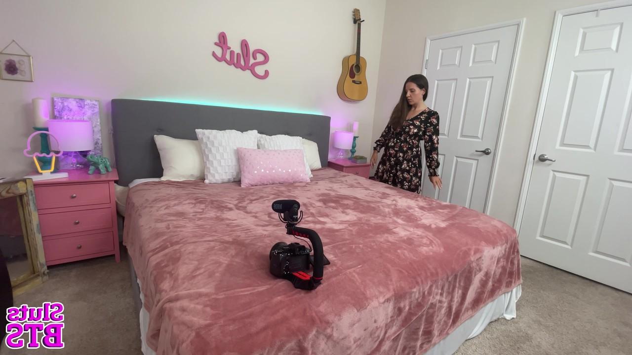 12P A garota morena Nicole Aria é gravada enquanto fazia sexo na cama