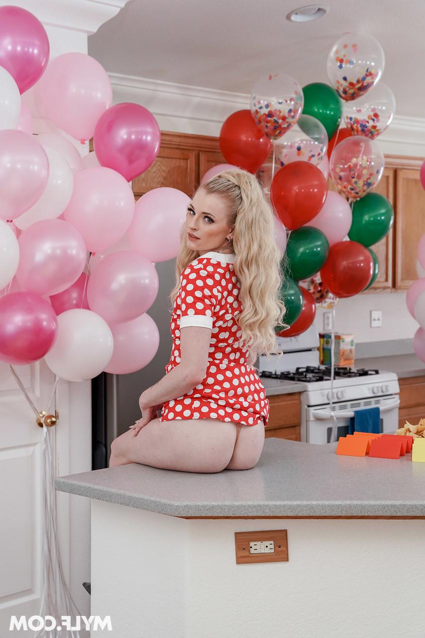 20P A empregada magrinha Hyley Winters fode um garanhão no aniversário de sua esposa