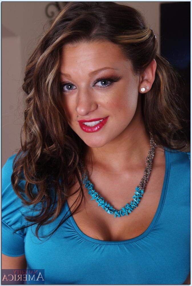 17P La femme glamour Andy San Dimas exhibe des seins moyens, se fait prendre et jizzed