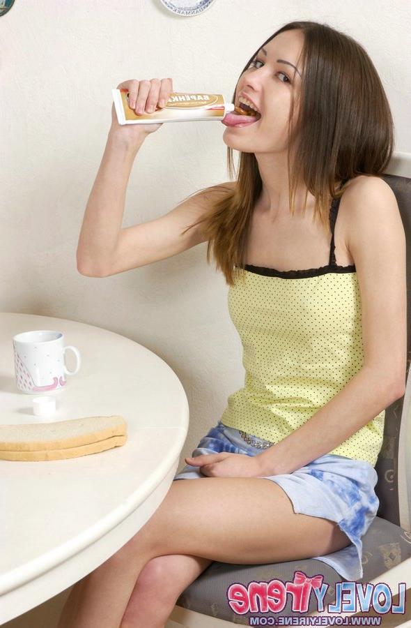 15P Adorable jovencita se desnuda mientras toma un refrigerio en una mesa