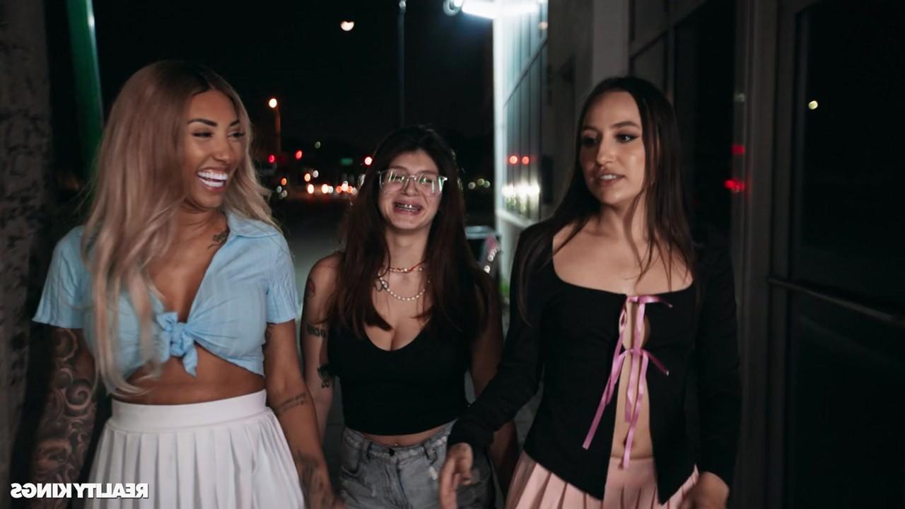 20P A morena safada Lola Aiko leva vara dura no cu na loja