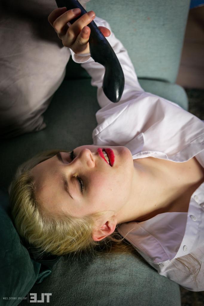 16P La chaude teen blonde Miturasu joue avec sa chatte et son trou du cul en même temps.