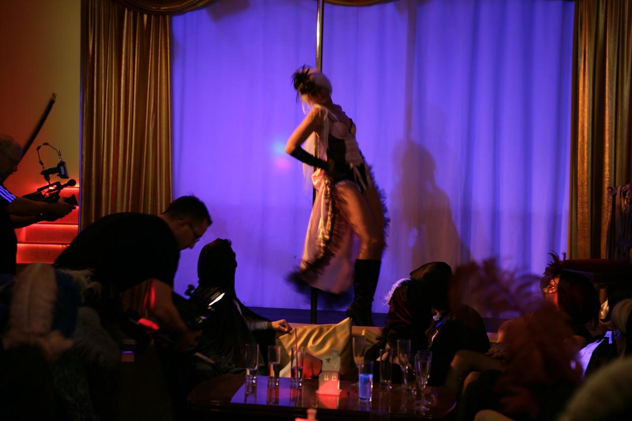 20P Stripper tatuada con medias de nailon es intercalada y follada por dos hombres cachondos